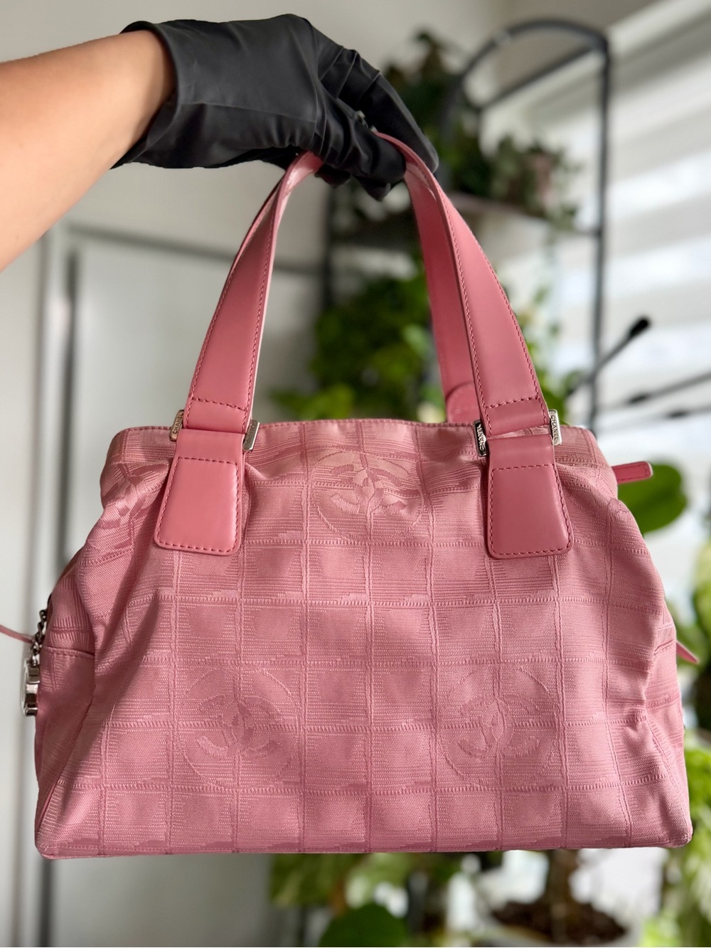 AUTHENTIC CHANEL Vintage Pink CC Logo Tote Bag – Rare Pink-on-Pink Jacquard